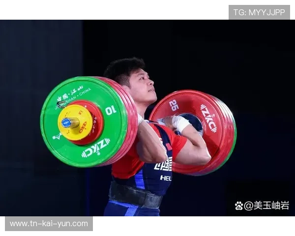 举重选手上台前吃巧克力补能,被拍成搞笑表情包